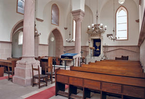Originalgetreu: Innenraum des Wormser jüdischen Gebetshauses, in dem heute wieder alle 14 Tage Gottesdienste stattfinden. Foto: epd